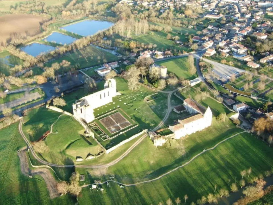vue aérienne sur l'abbaye de Maillezais